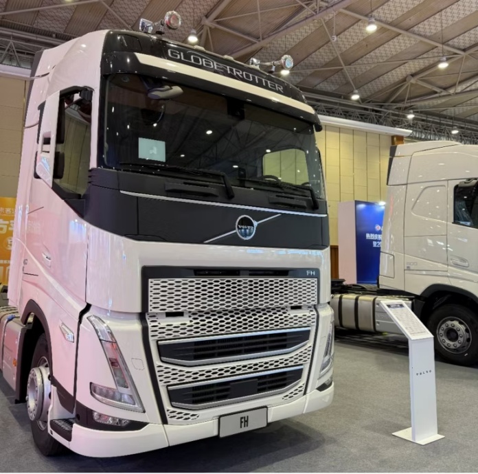 Volvo Trucks Debuts at the 2025 China Road Transport Annual Conference in Chengdu