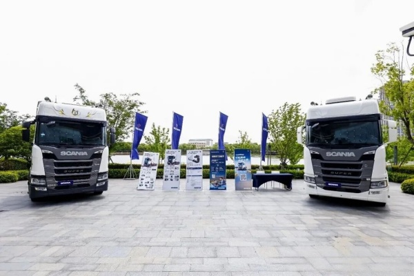 Scania has launched two customized cross-border tractor units and a new mid-axle highway train in China