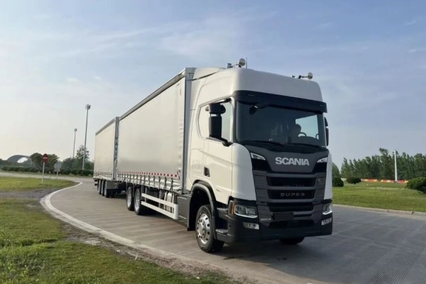 Scania has launched two customized cross-border tractor units and a new mid-axle highway train in China