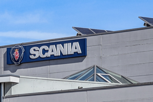 Scania has launched two customized cross-border tractor units and a new mid-axle highway train in China